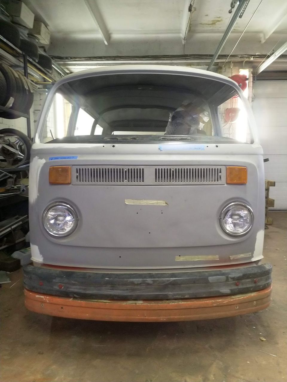 VW Transporter T2B (1978) kruntvärvis, eestvaade töökojas